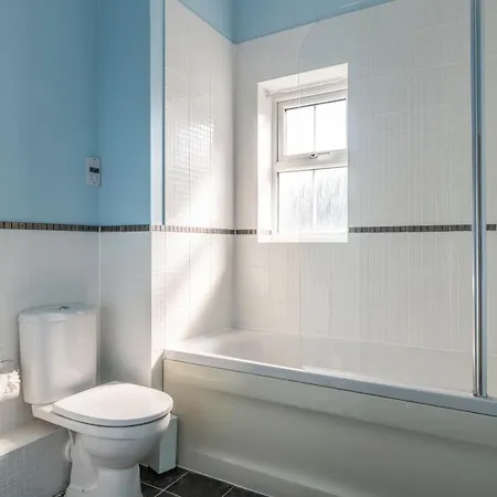 2Br 2Ba Apartment - Queen Beds - Free Parking - Near Lgw Airport Crawley  Exterior photo