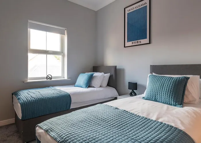 2Br 2Ba Apartment - Queen Beds - Free Parking - Near Lgw Airport