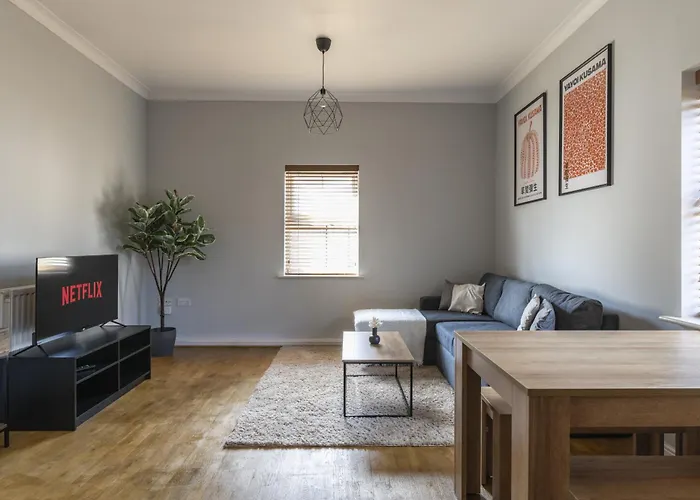2Br 2Ba Apartment - Queen Beds - Free Parking - Near Lgw Airport