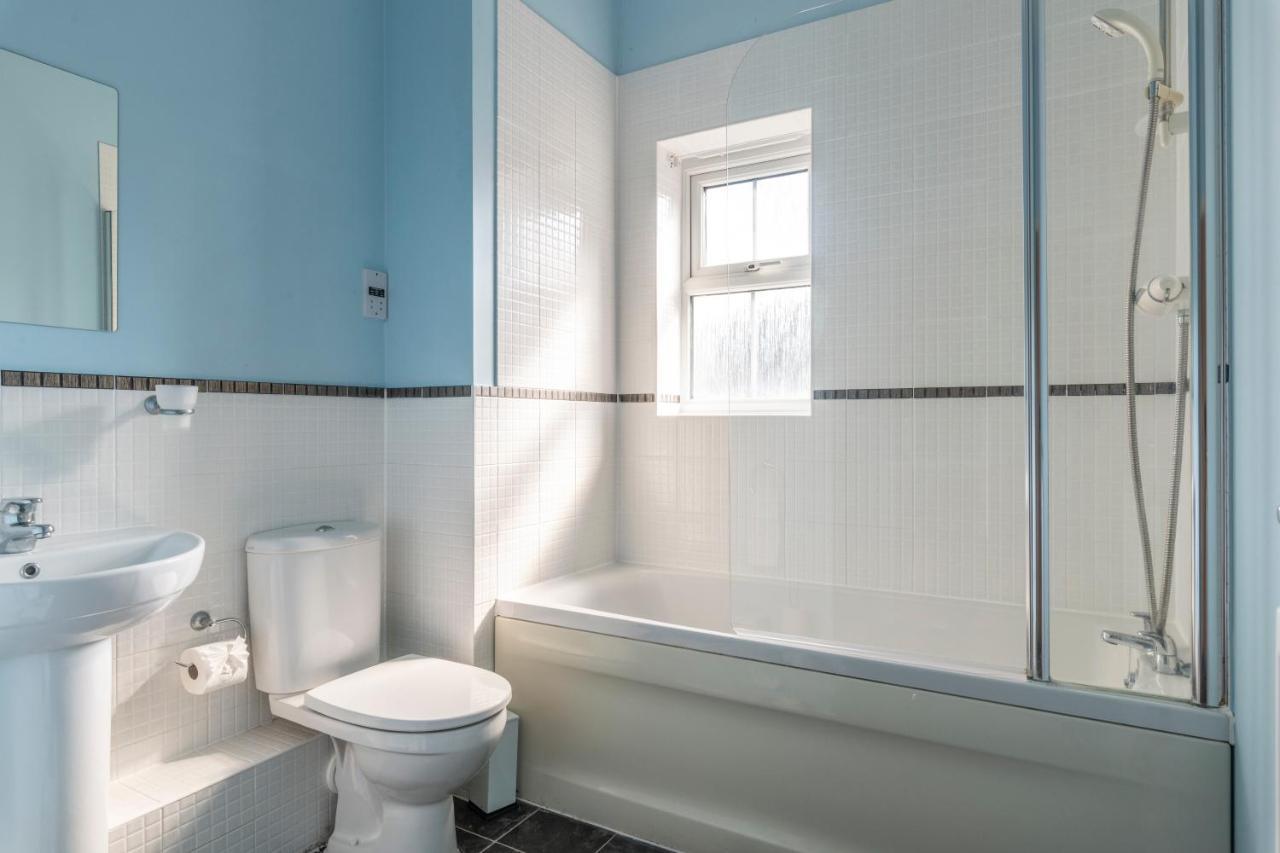 2br 2ba - Queen Beds - Free Parking - Near Lgw Airport Apartment *