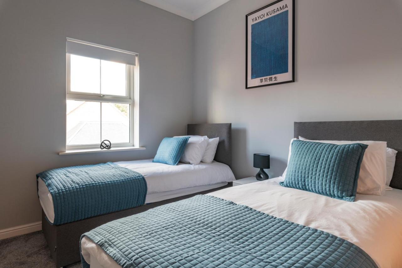 2br 2ba - Queen Beds - Free Parking - Near Lgw Airport *