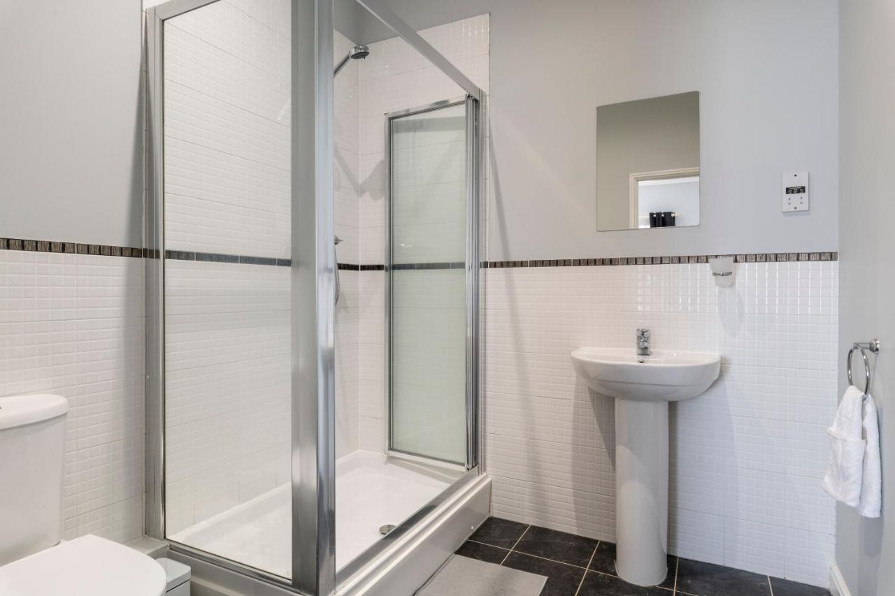 2br 2ba - Queen Beds - Free Parking - Near Lgw Airport *