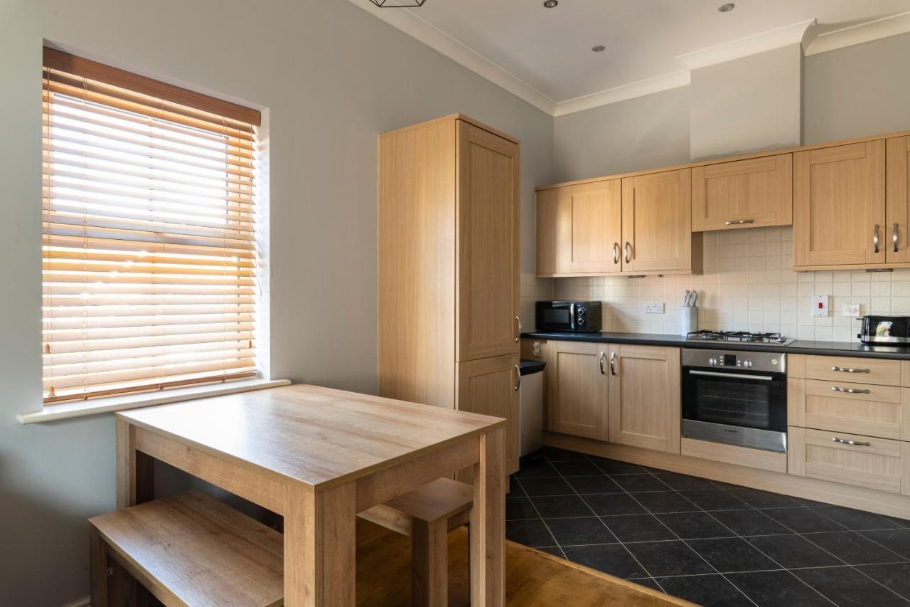 2br 2ba - Queen Beds - Free Parking - Near Lgw Airport Apartment Crawley (West Sussex)