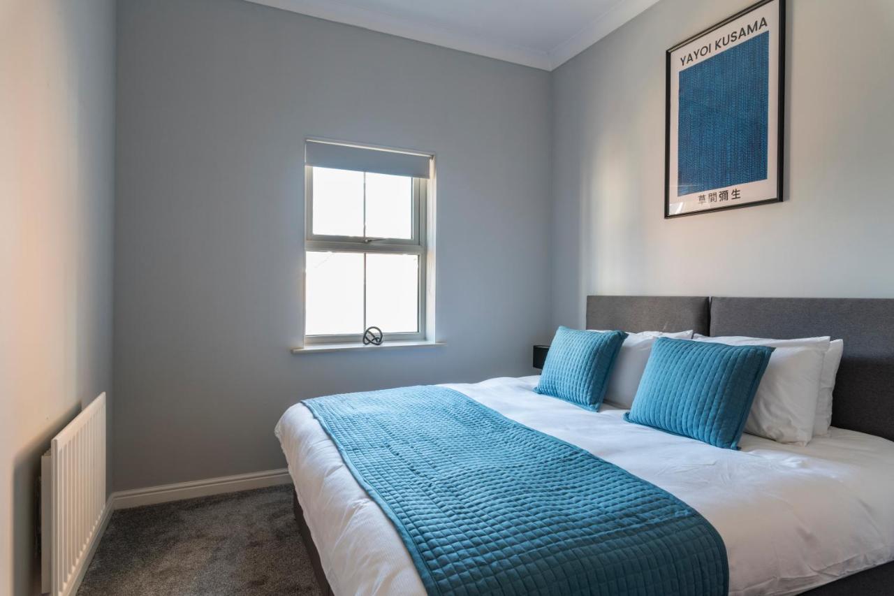 2br 2ba - Queen Beds - Free Parking - Near Lgw Airport Apartment