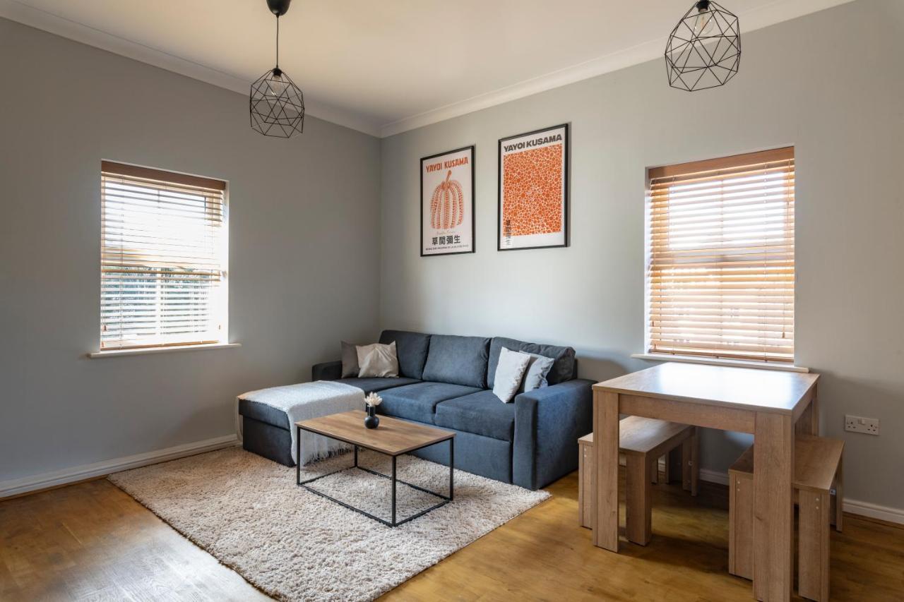2br 2ba - Queen Beds - Free Parking - Near Lgw Airport *