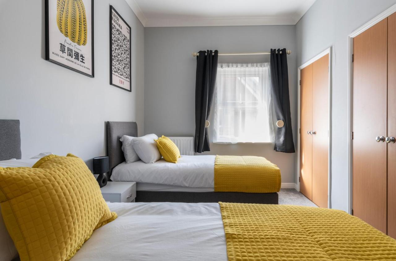 2br 2ba - Queen Beds - Free Parking - Near Lgw Airport Apartment