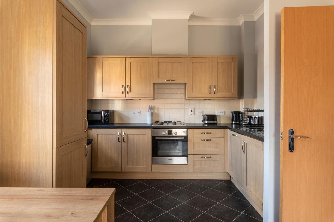 2br 2ba - Queen Beds - Free Parking - Near Lgw Airport Crawley (West Sussex)