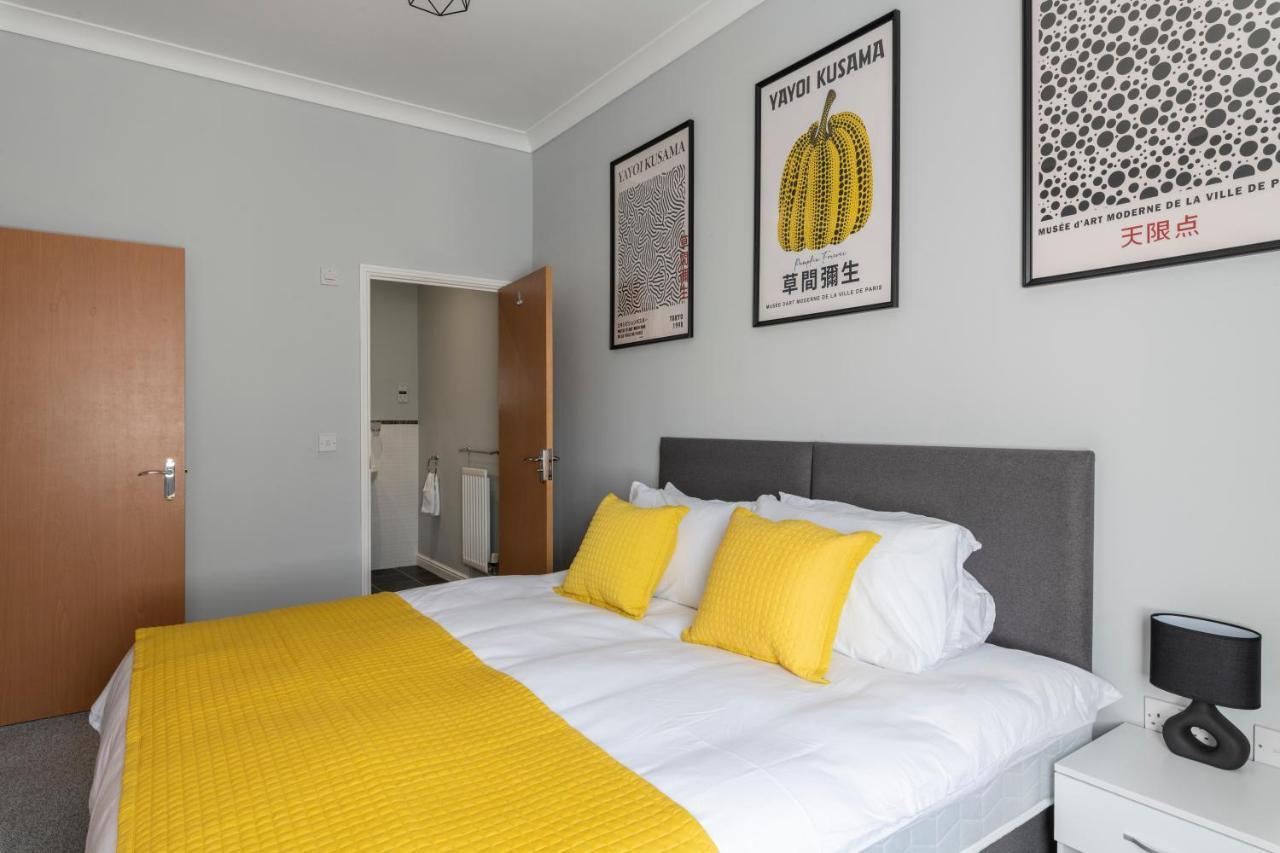 2br 2ba - Queen Beds - Free Parking - Near Lgw Airport