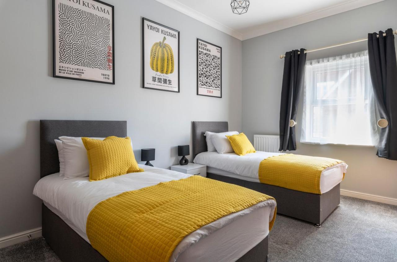 2br 2ba - Queen Beds - Free Parking - Near Lgw Airport Apartment Crawley (West Sussex)